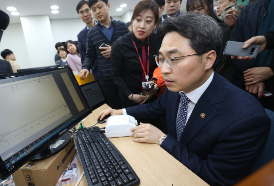 고삼석 방송통신위원회 상임위원은 5일 서울 을지로에 위치한 유통점(SKT - PS&M 을지로직영대리점)을 방문해 이동통신 유통현장을 점검하고 있다. 이날 고 위원은 이동통신 3사 및 유통업계 종사자들로부터 의견을 청취했다. <방송통신위원회 제공>